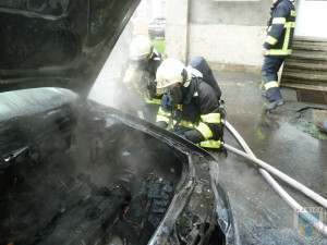 V Hrádku hořela Octavie. Její majitel skončil v nemocnici. Foto: Hasiši Hrádek nad Nisou