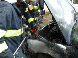 V Hrádku hořela Octavie. Její majitel skončil v nemocnici. Foto: Hasiši Hrádek nad Nisou