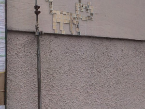 Tady je kočka na budově S Technické univerzity