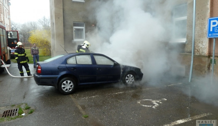 V Hrádku hořela Octavie. Její majitel skončil v nemocnici. Foto: Hasiši Hrádek nad Nisou