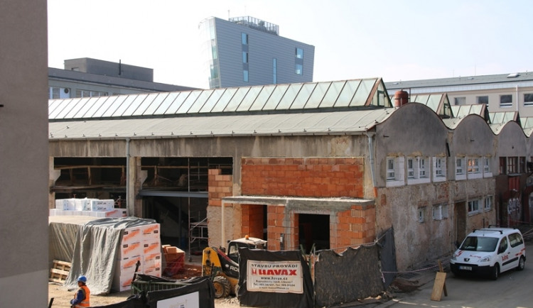 Nová školka vyrůstá v bývalých dílnách za univerzitní budovou E2. Foto: TUL