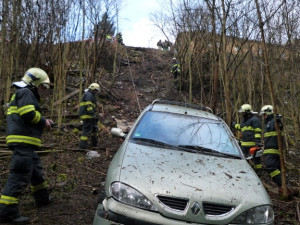 Renault se zastavil až pod třicetimetrovým srázem. Foto: HZSLK
