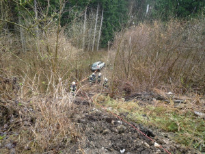 Renault se zastavil až pod třicetimetrovým srázem. Foto: HZSLK