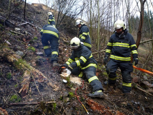 Renault se zastavil až pod třicetimetrovým srázem. Foto: HZSLK