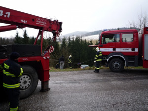 Renault se zastavil až pod třicetimetrovým srázem. Foto: HZSLK