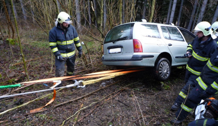 Renault se zastavil až pod třicetimetrovým srázem. Foto: HZSLK
