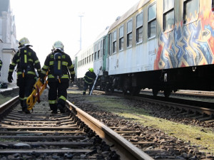 Hasiči trénovali záchranu osob z hořícího vagónu. Foto: HZSLK