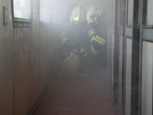 Hasiči trénovali záchranu osob z hořícího vagónu. Foto: HZSLK