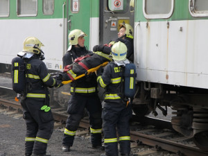 Hasiči trénovali záchranu osob z hořícího vagónu. Foto: HZSLK
