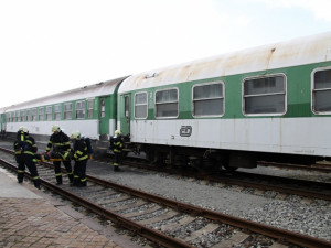 Hasiči trénovali záchranu osob z hořícího vagónu. Foto: HZSLK