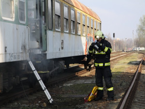 Hasiči trénovali záchranu osob z hořícího vagónu. Foto: HZSLK