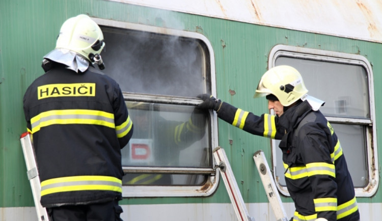 Hasiči trénovali záchranu osob z hořícího vagónu. Foto: HZSLK