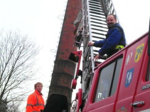 Čapí rodinka je zpět na komíně u rybníka v Osečné. Foto: Město Osečná
