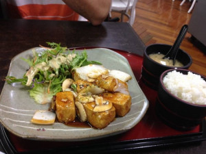 Tofu na medu s rýží a miso polévka.