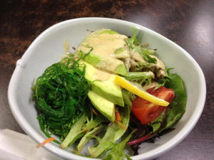 Avokádový salát s mořskou řasou.