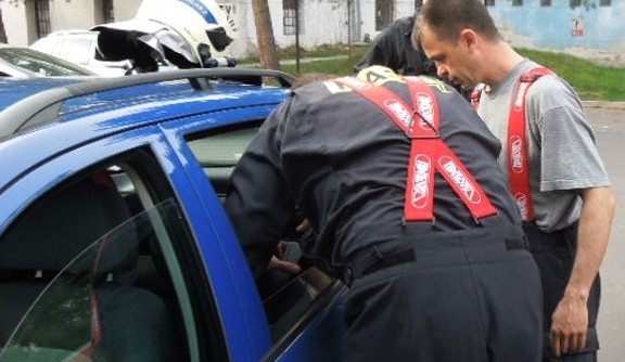 Hasiči se do zamčeného auta dostali bez použití násilí. Foto: HZSLK