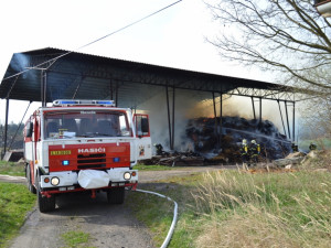 Desítky hasičů zaměstnal hořící sklad slámy na Českodubsku