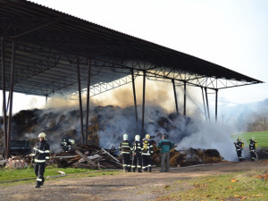 Desítky hasičů zaměstnal hořící sklad slámy na Českodubsku. Foto: HZSLK
