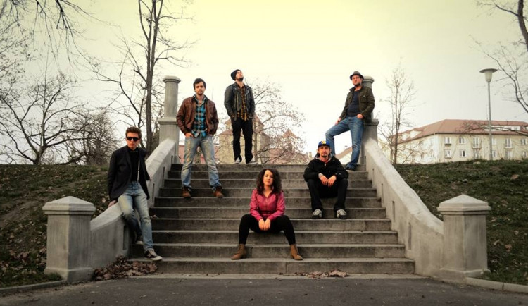 Pomoc hudbou už není klišé