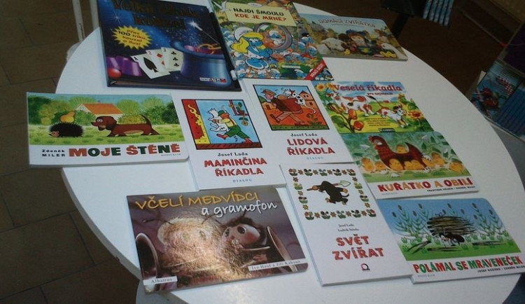 Knihy, se kterými byl zadržen. Foto: MP Liberec