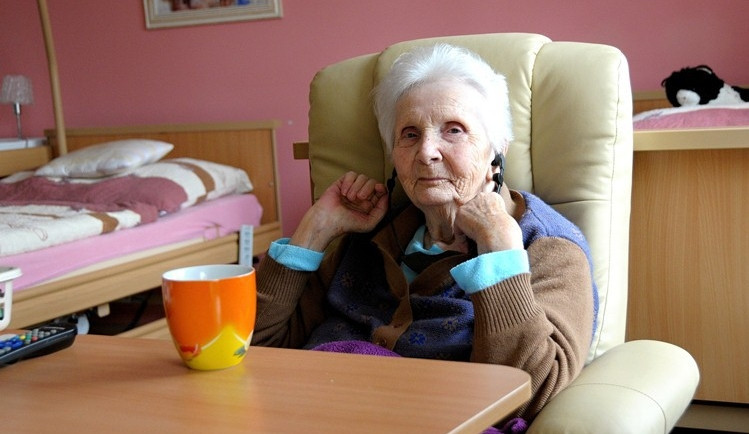 Senioři, kteří potřebují trvalou péči, už nemusejí pendlovat od léčebny k léčebně. Foto: Zuzana Minstrová