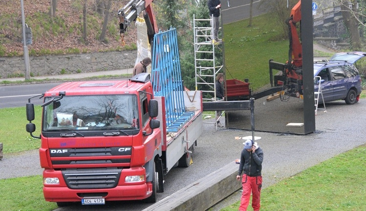 Oprava památníku, který poničili  vandalové, je v plném proudu. Foto: Zuzana Minstrová