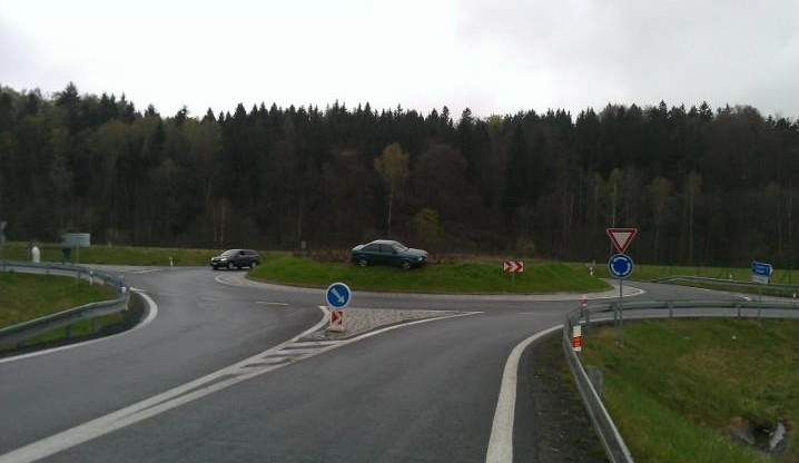 Audi 80 zastavil opilec až uprostřed kruhového objezdu. Foto: Michal Medek