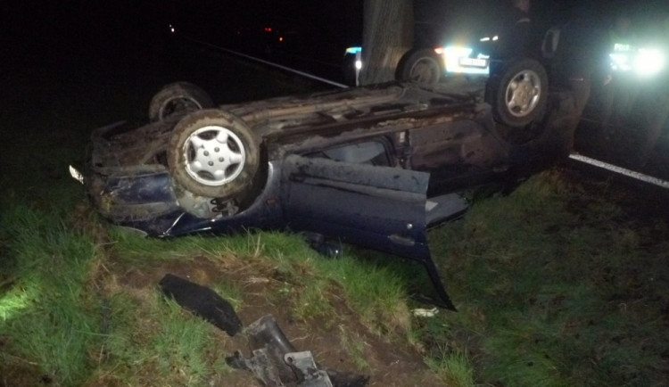 Renault zůstal ležet na střeše nedaleko Dětřichova. Foto: HZSLK
