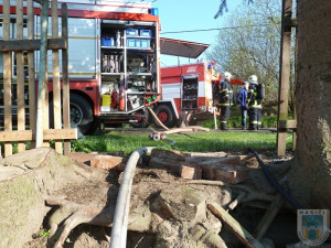 V Oldřichově na Hranicích hořel dům, jeden člověk se popálil. Foto: Hasiči Hrádek nad Nisou