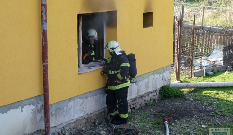 V Oldřichově na Hranicích hořel dům, jeden člověk se popálil. Foto: Hasiči Hrádek nad Nisou