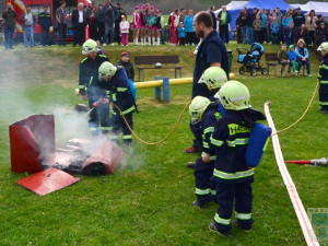 Hasičská omladina si nezadá s dospělými kolegy. Foto: Hasiči Hrádek nad Nisou
