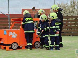Hasičská omladina si nezadá s dospělými kolegy. Foto: Hasiči Hrádek nad Nisou