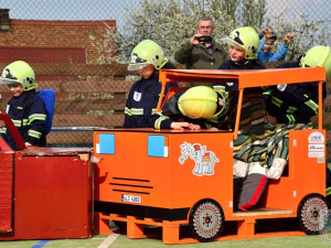 Hasičská omladina si nezadá s dospělými kolegy. Foto: Hasiči Hrádek nad Nisou