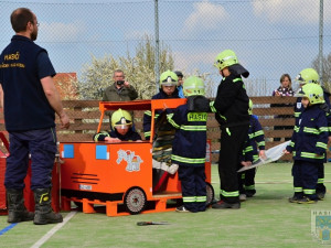 Hasičská omladina si nezadá s dospělými kolegy. Foto: Hasiči Hrádek nad Nisou