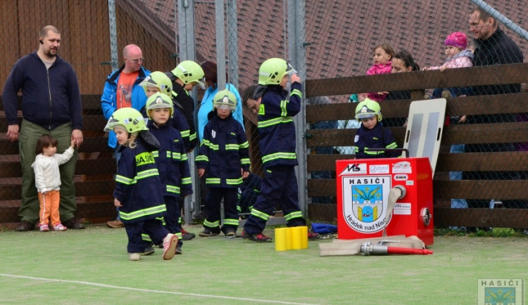 Hasičská omladina si nezadá s dospělými kolegy. Foto: Hasiči Hrádek nad Nisou