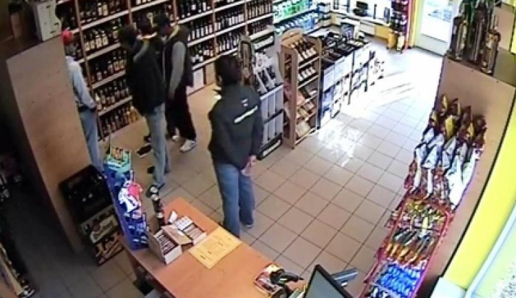 Snímek zlodějů z jednoho ze záznamů. Reprofoto: Youtube