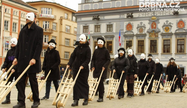 Desítky Budějčáků přihlížely velikonočnímu hrkání