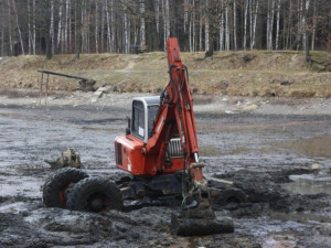 Jindřichovice opravují zanedbaný rybník i kvůli povodním