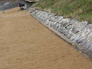 Opravený břeh rybníku