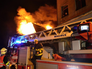 V centru v noci hořelo. Požár někdo založil úmyslně