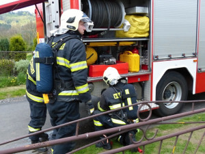 Hasiči v Machníně. Foto: HZS LK