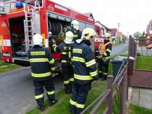 Hasiči v Machníně. Foto: HZS LK