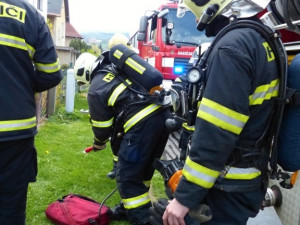 Hasiči v Machníně. Foto: HZS LK