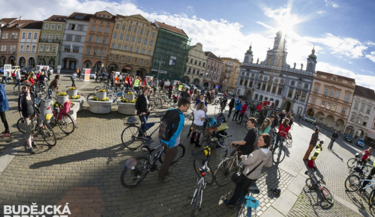 Cyklojízda: Polovina silnic cyklistům, polovina motoristům