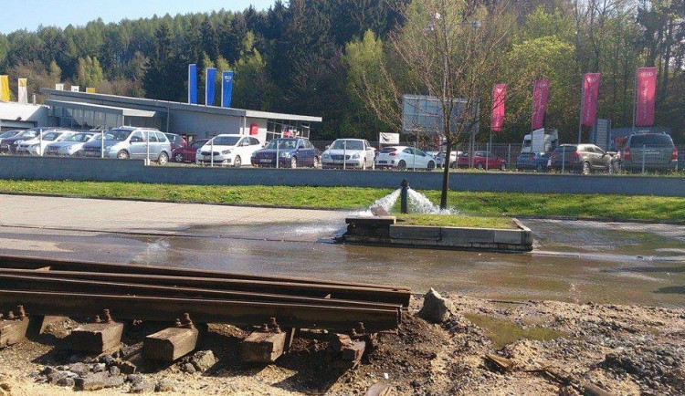 Hydrant ve Vratislavicích chrlí vodu.