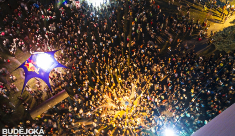 Na show barevných světýlek přišly tisícovky lidí