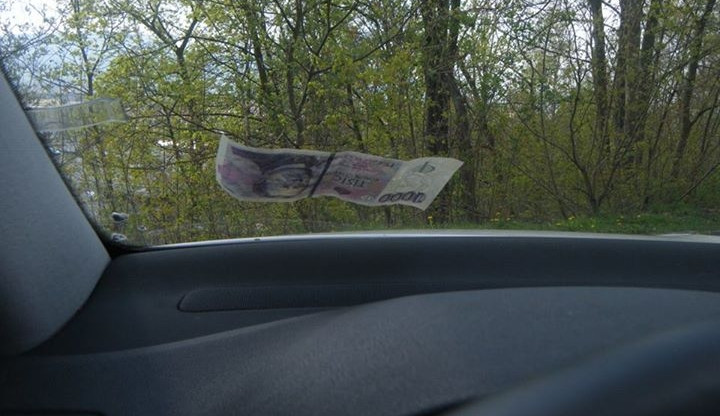 Bankovka přistála přímo na čelní sklo. Foto: MP Liberec