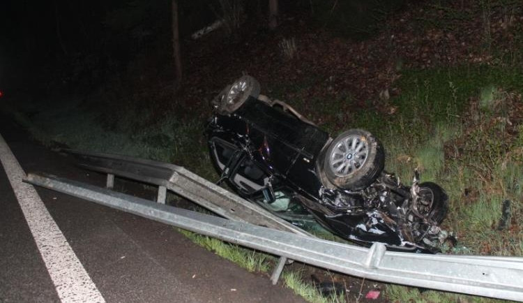 BMW se od svodidel odrazilo na střechu. Foto: Policie ČR