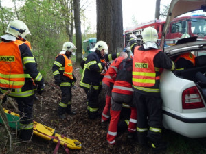 Vážná nehoda u Hrádku, řidič zůstal zaklíněn v autě