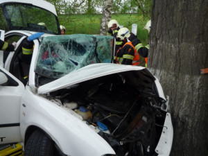 Vážná nehoda u Hrádku, řidič zůstal zaklíněn v autě. Foto: HZSLK